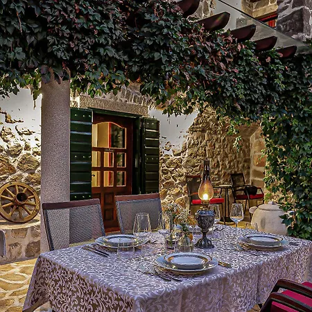 Heritage & Estate Raznjevica Dvori Ad 1307