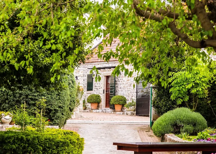 Otel Heritage & Estate Raznjevica Dvori Ad 1307 Polaca